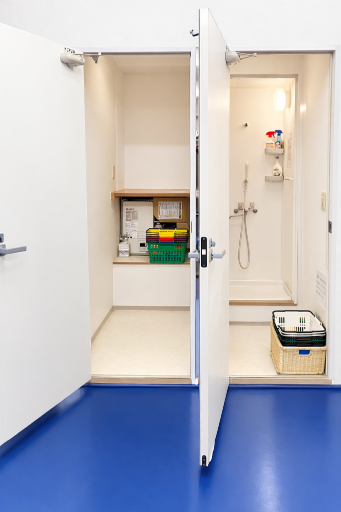 更衣室（左)、シャワー室（右）